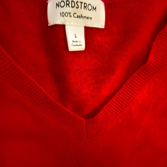 Nordstrom women’s cashmere V-Neck red Sweater Large - Picture 13 of 15